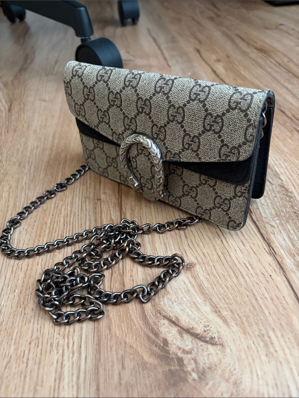 Gucci Beige GG Supreme Crossbody with Antique Silver Chain - Picture 2 of 12
